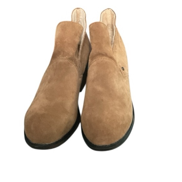 NWOB BearPaw Women's Tan Suede Boots 2.5” Heel - Picture 2 of 9